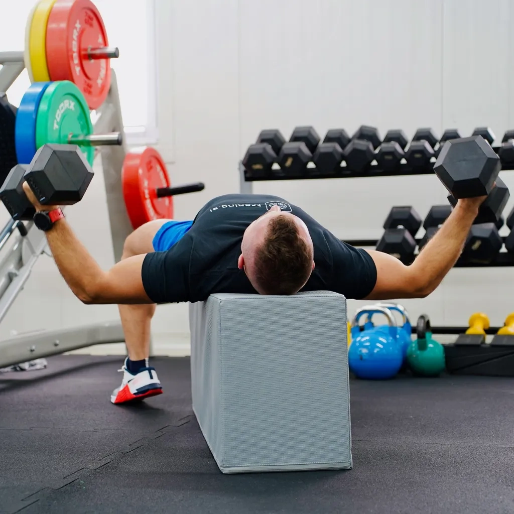 PWR Cubo Bench - večnamenska prenosna fitnes klop za celovit trening